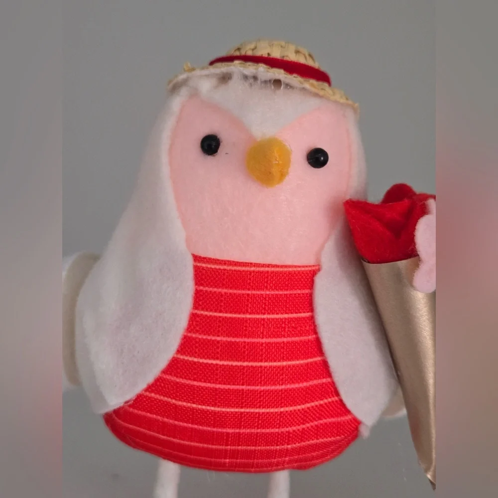 Target Featherly Friends 2023 Valentine Bird “Jet” w/ Bouquet & Straw Hat